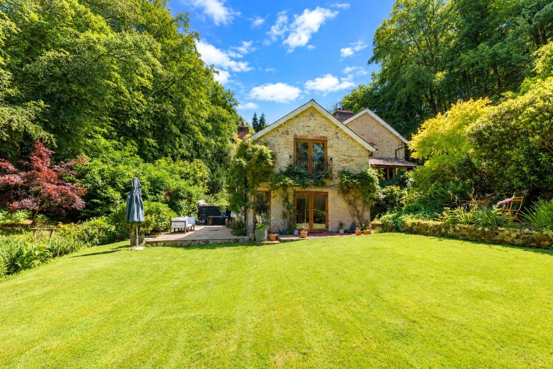 House in Headley Down, England 1 - 17860950