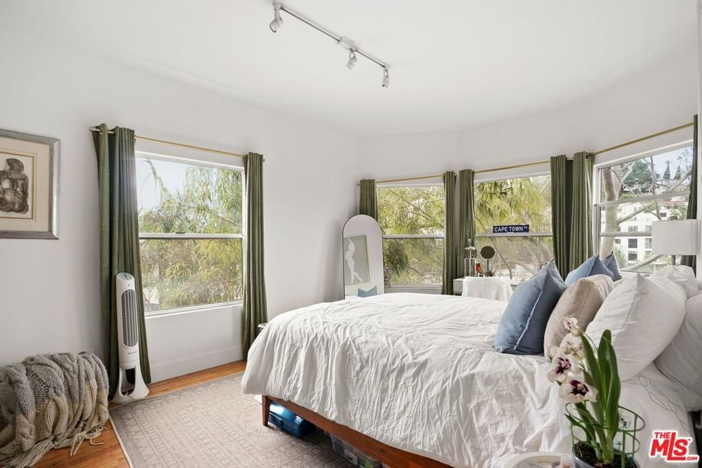 Los Angeles, California, United States 4 - 18140835