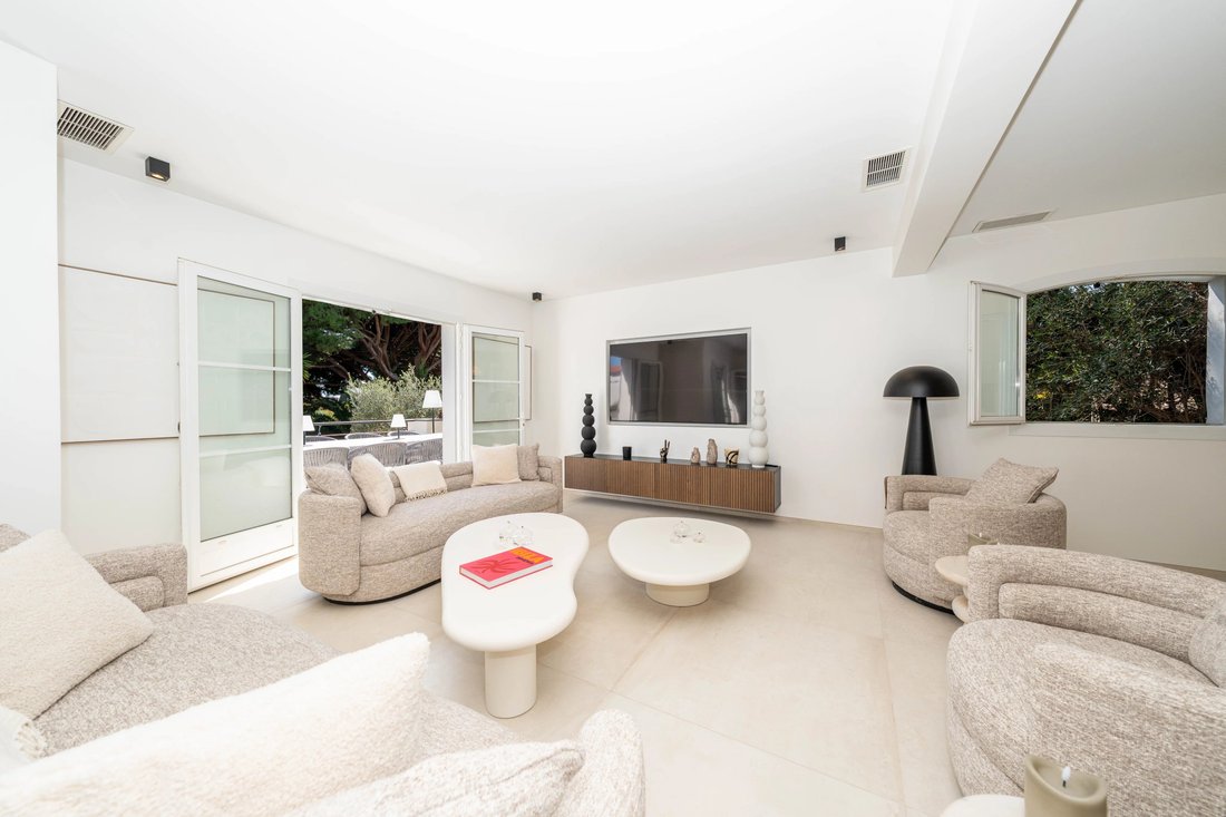 Villa in Vallergues, Cannes, France 2 - 18142851