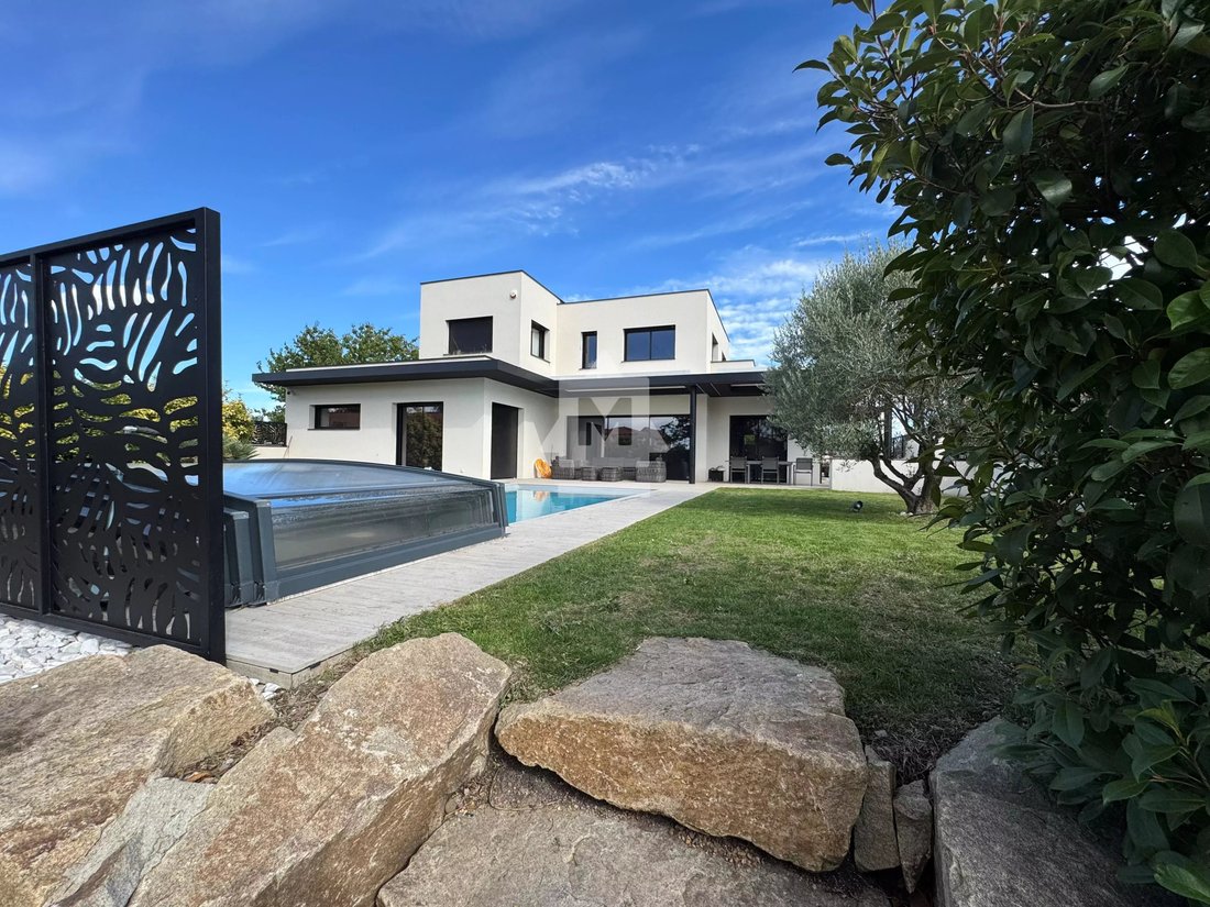Villa in Chavaroux, Auvergne-Rhône-Alpes, France 1 - 17694872