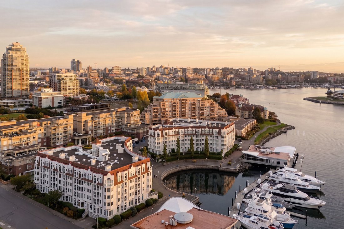Condo in Victoria, British Columbia, Canada 1 - 16536388
