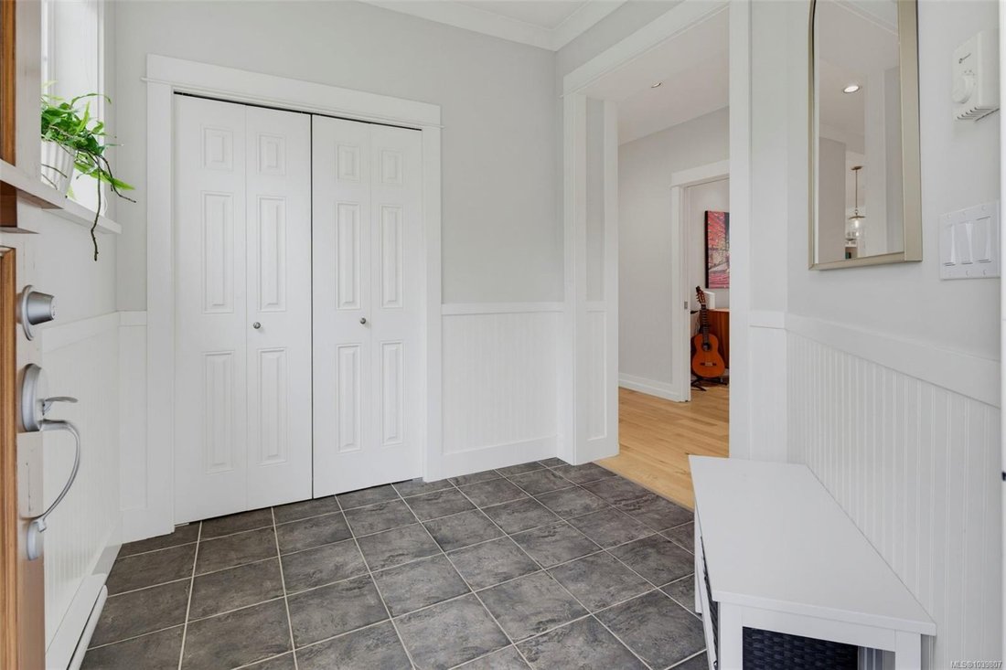 House in Saanich, British Columbia, Canada 4 - 18149680