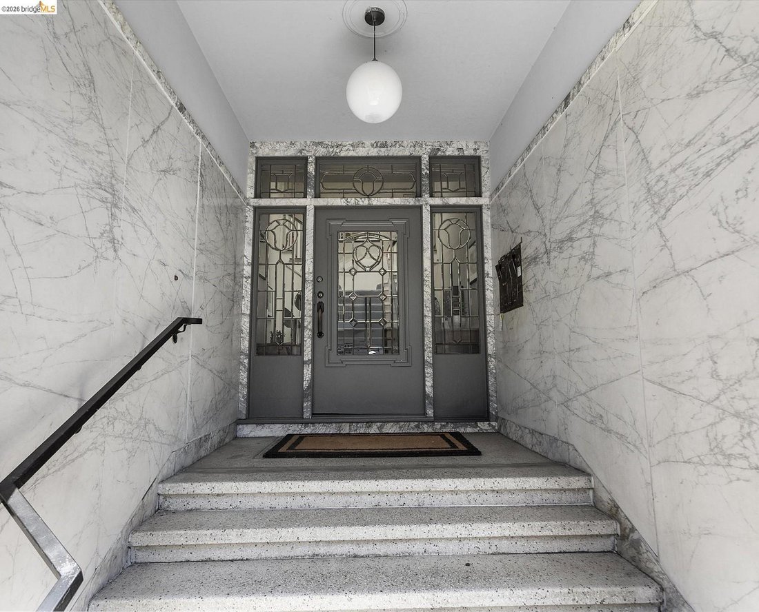 Oakland, California, United States 3 - 18148205