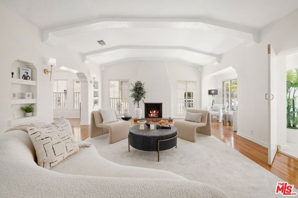Los Angeles, California, United States 2 - 18147860