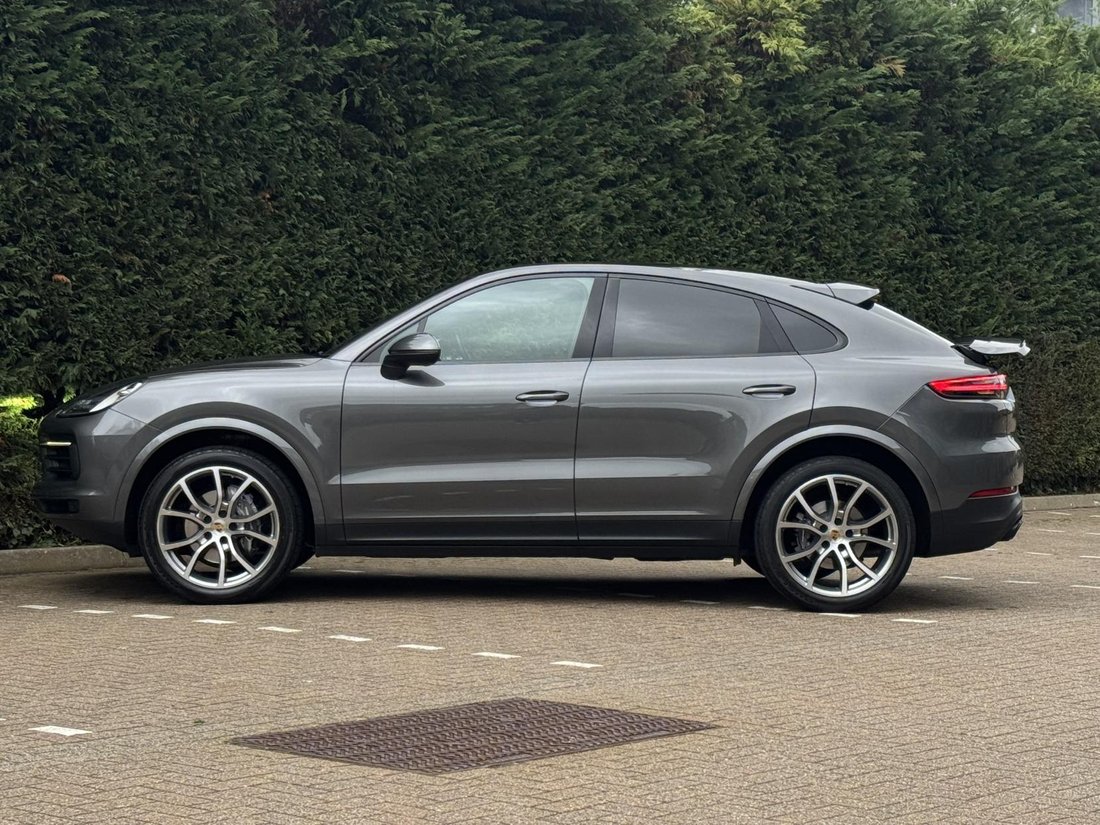 Coupe in Leatherhead, United Kingdom 5 - 18147681