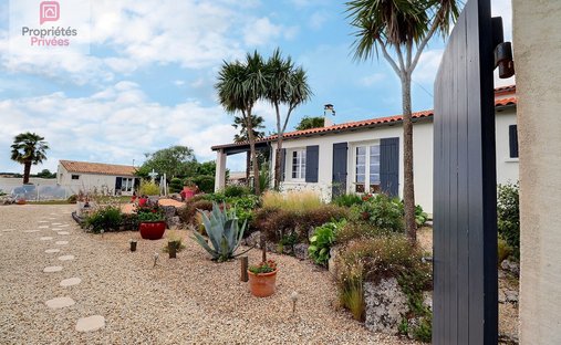 Villa in Pont-l'Abbe-d'Arnoult, Nouvelle-Aquitaine, France 1