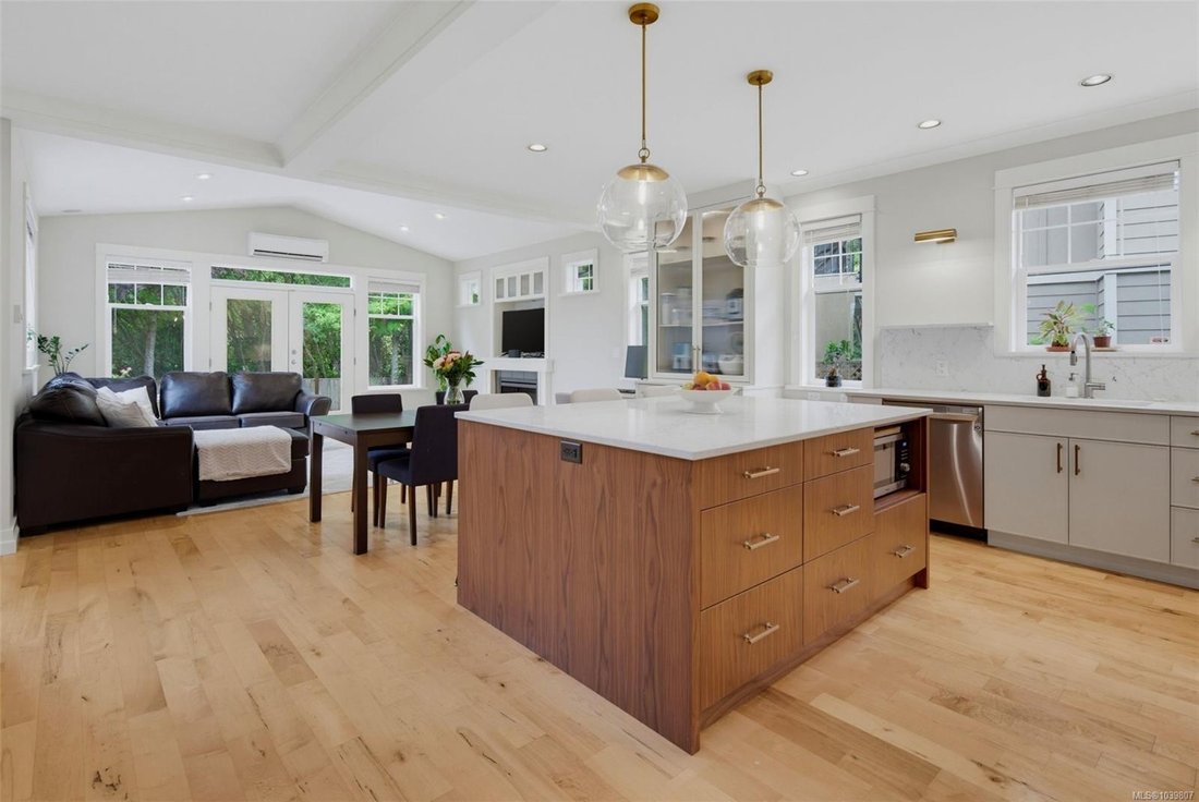 House in Saanich, British Columbia, Canada 5 - 18149680