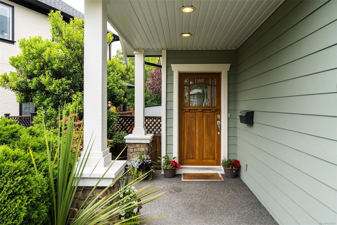 House in Saanich, British Columbia, Canada 2 - 18149680