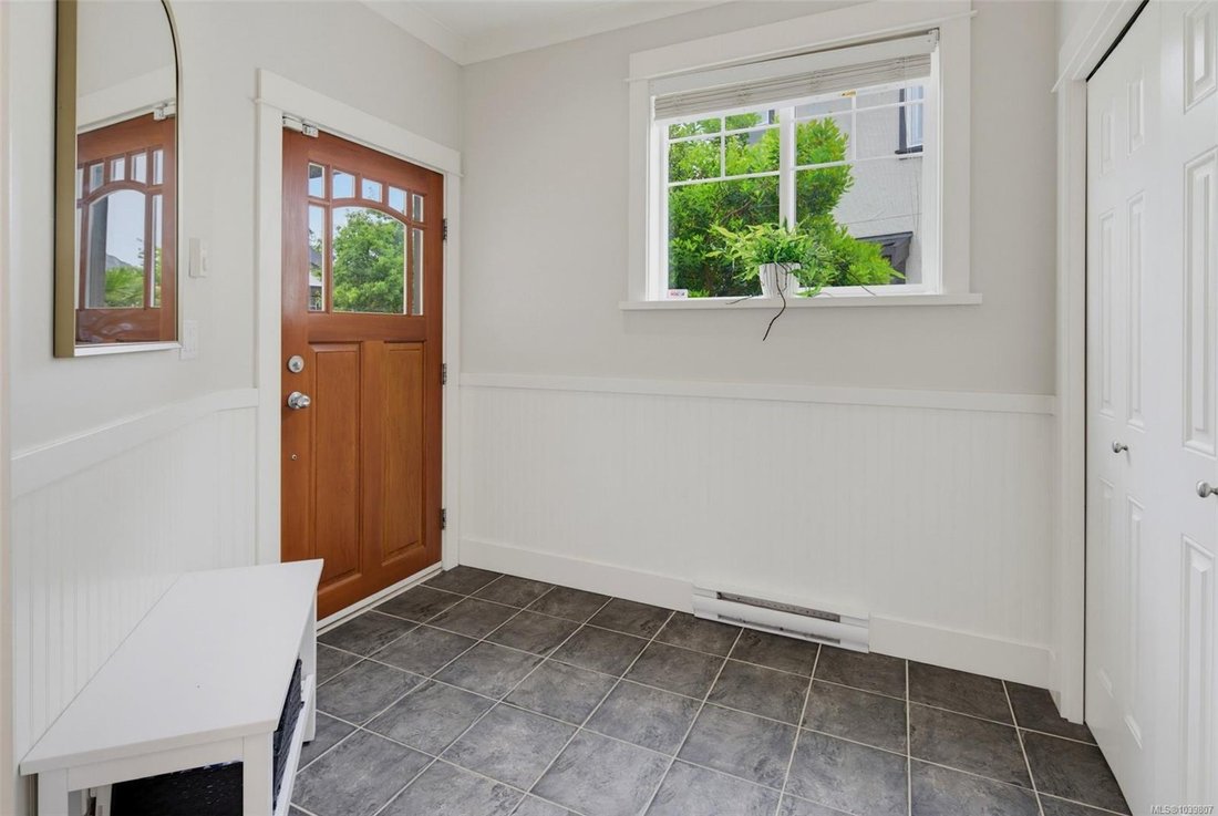 House in Saanich, British Columbia, Canada 3 - 18149680