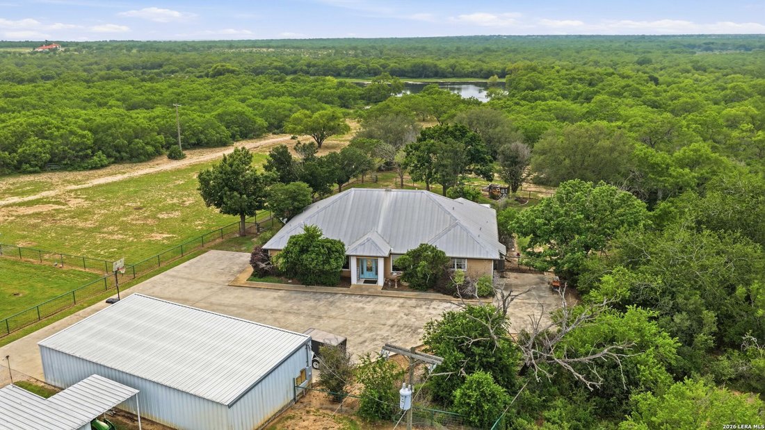 Farm Ranch in Bigfoot, Texas, United States 4 - 18145071