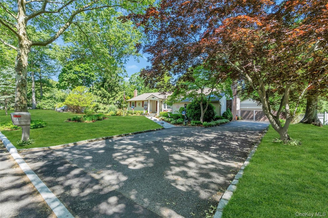 House in Hauppauge, New York, United States 4 - 18145752