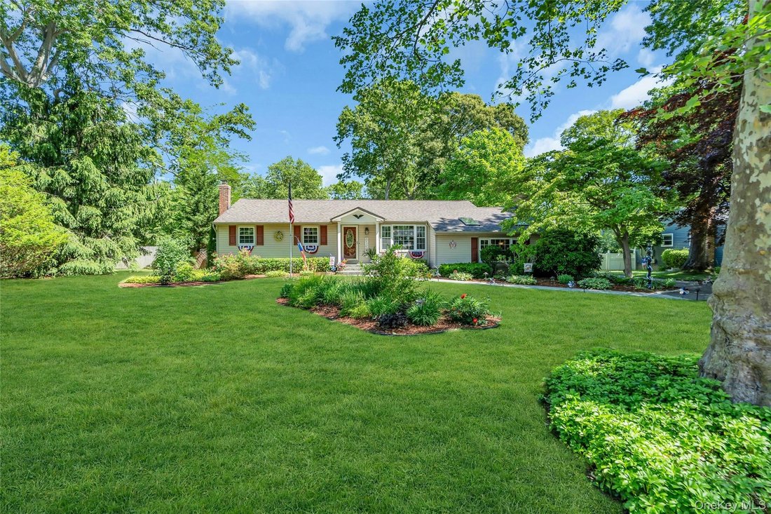 House in Hauppauge, New York, United States 2 - 18145752