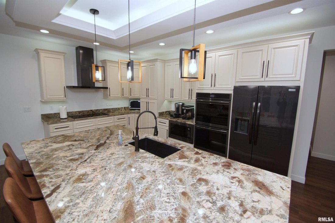 House in Milan, Illinois, United States 4 - 18144853