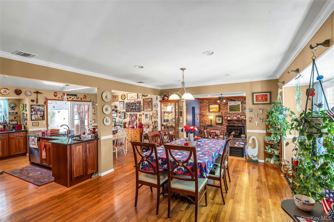 House in Hauppauge, New York, United States 5 - 18145752