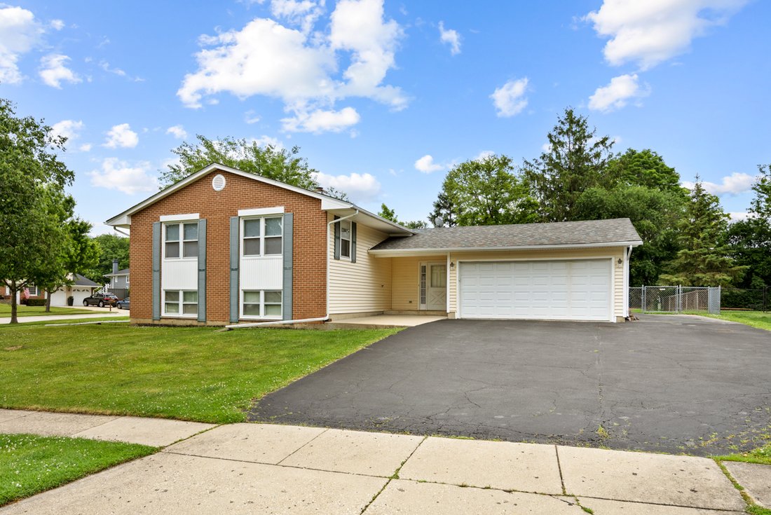 House in Elk Grove Village, Illinois, United States 1 - 18145175