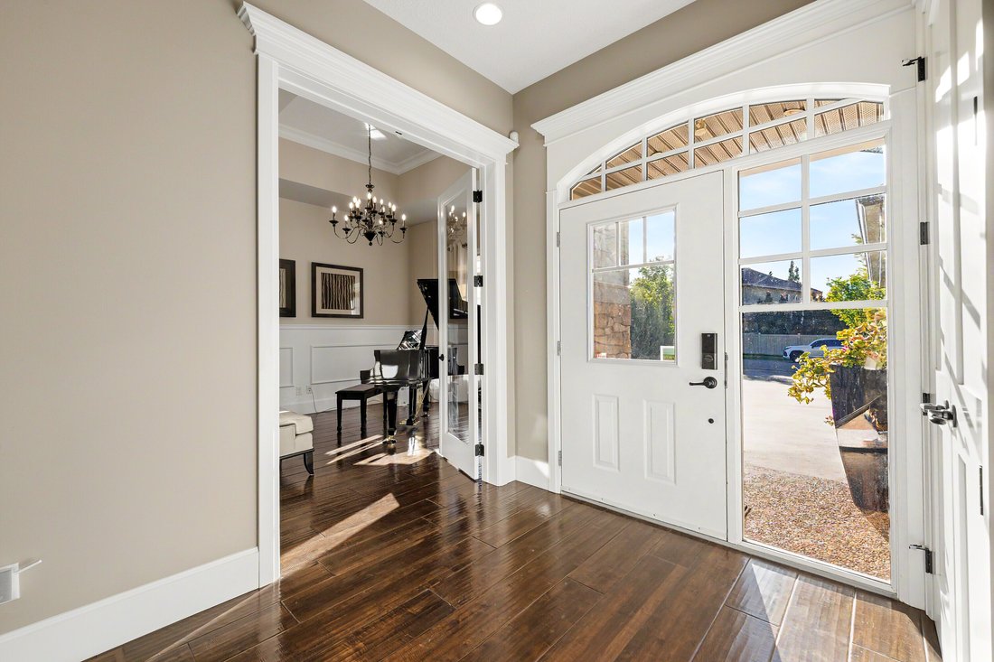 House in Edmonton, Alberta, Canada 2 - 18150237