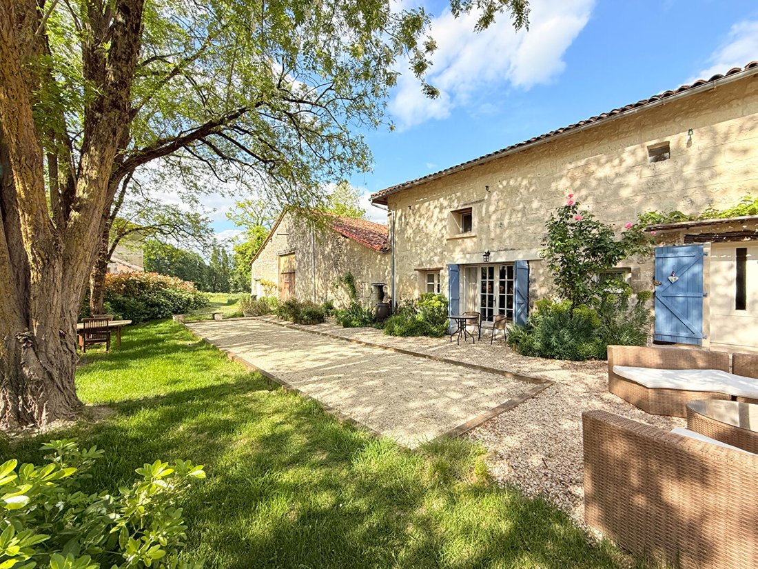 Villa in Aubeterre-sur-Dronne, Nouvelle-Aquitaine, France 2 - 18150535