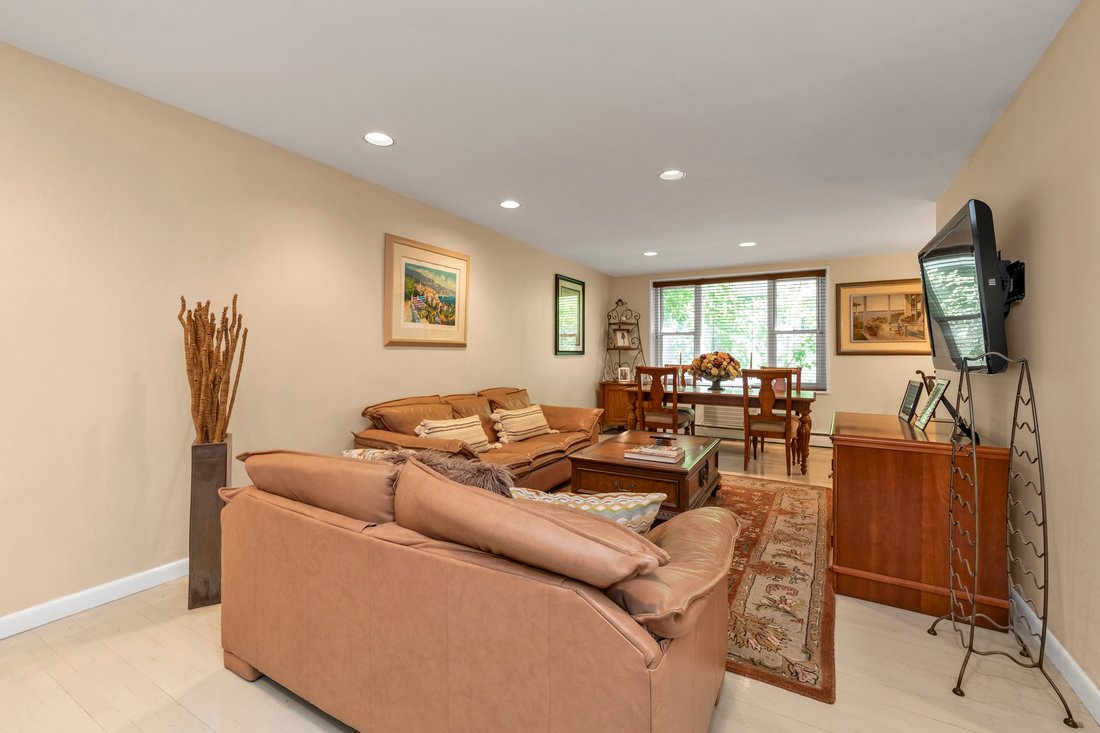 Co Op in Great Neck, New York, United States 5 - 18145791