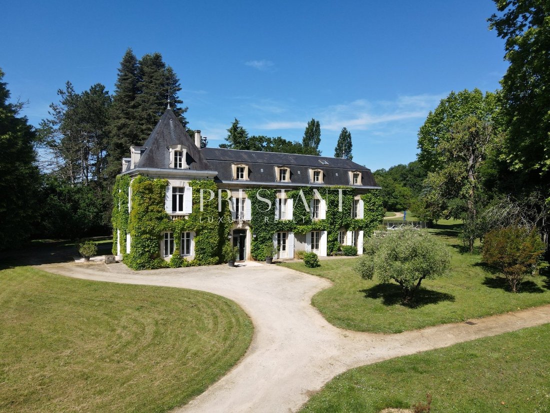 Estate in Sarlat-la-Canéda, Nouvelle-Aquitaine, France 1 - 18150319