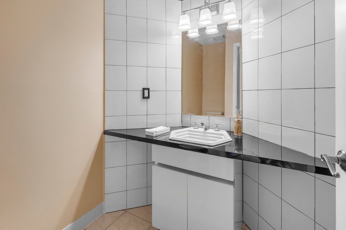Condo in Kings Park, New York, United States 4 - 18145951