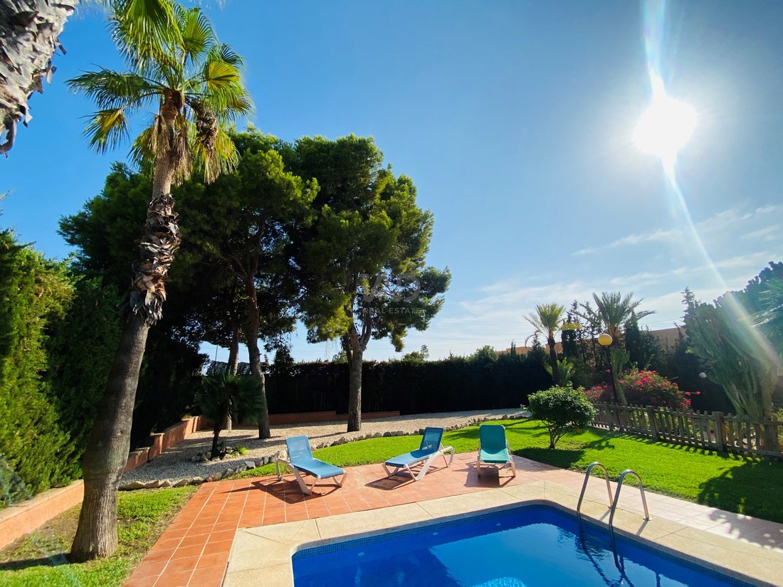 Chalet in Alicante, Valencian Community, Spain 1 - 18147131