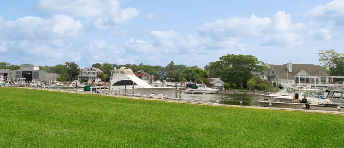 Hampton Bays, New York, United States 1 - 18145912