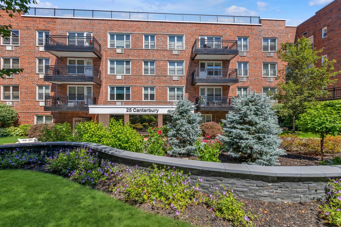 Co Op in Great Neck, New York, United States 1 - 18145791