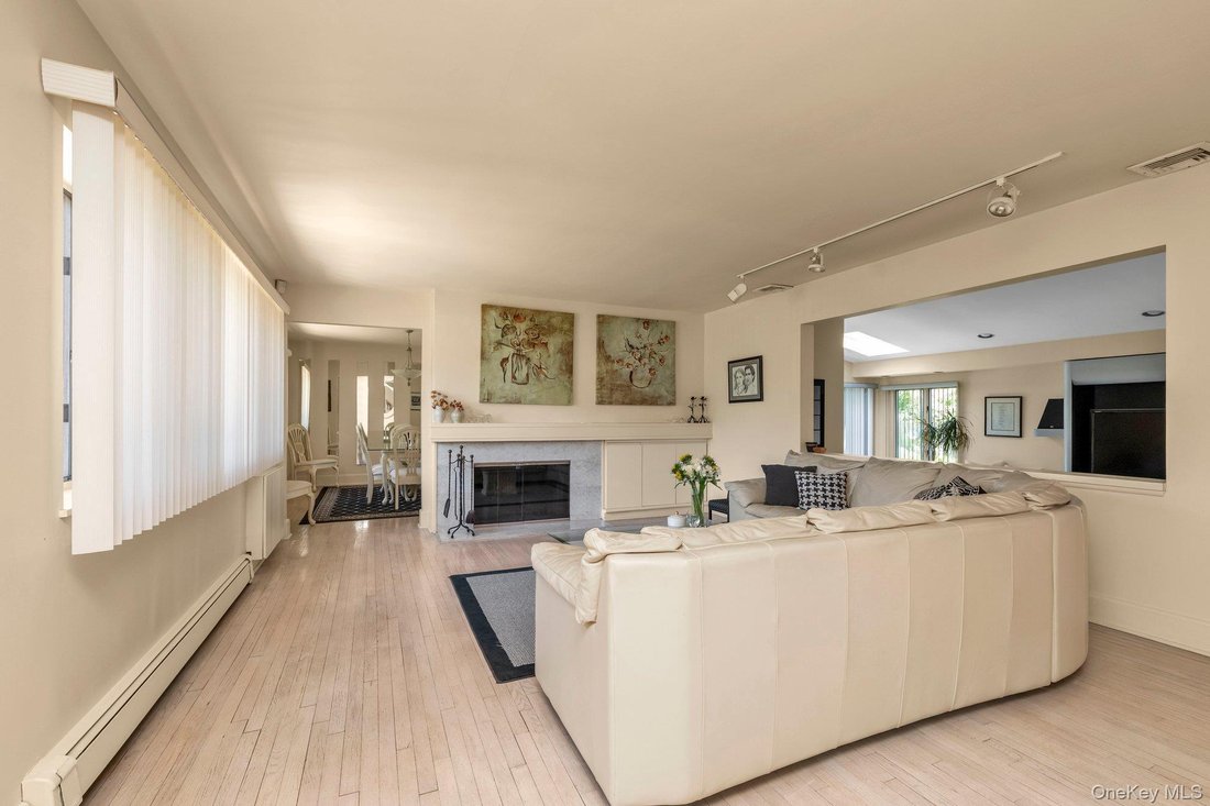 House in Merrick, New York, United States 3 - 18145980