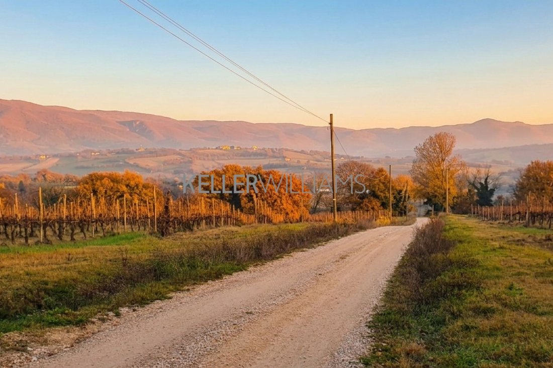 Land in Todi, Umbria, Italy 4 - 18133152