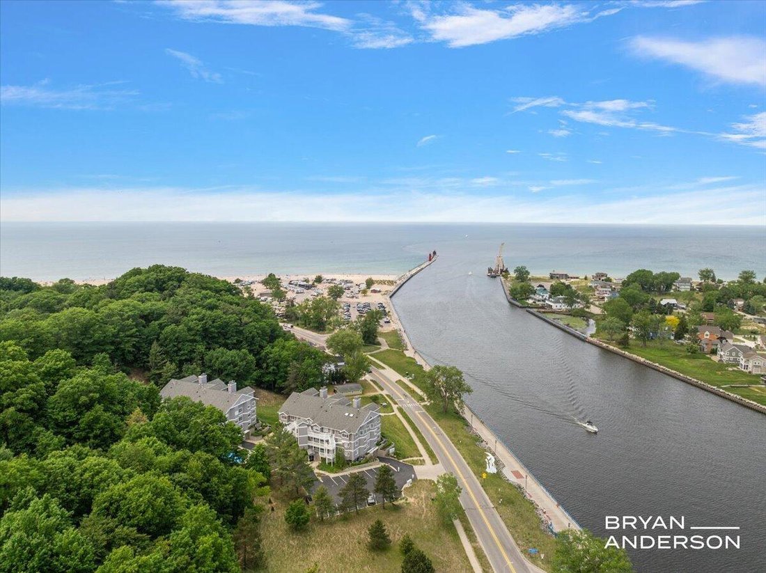 Condo in Grand Haven, Michigan, United States 2 - 18149928