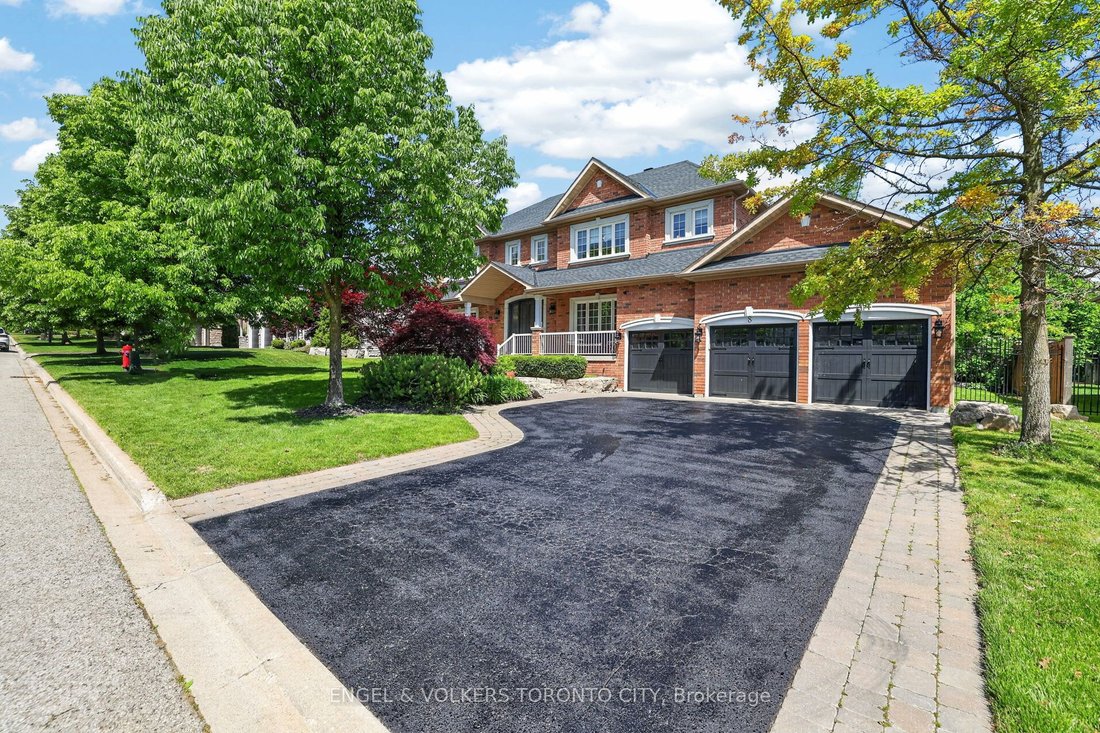 House in Aurora, Ontario, Canada 2 - 18149718