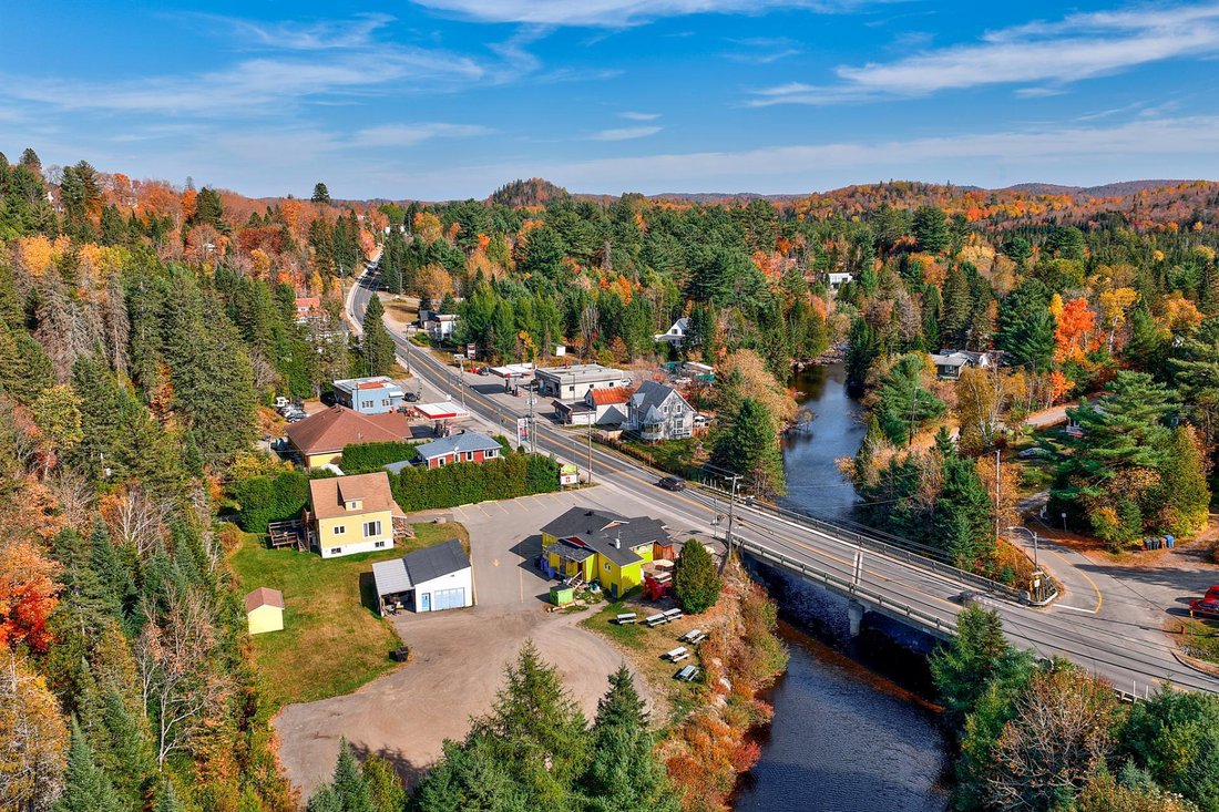 Sainte-Marguerite-du-Lac-Masson, Quebec, Canada 2 - 18150021