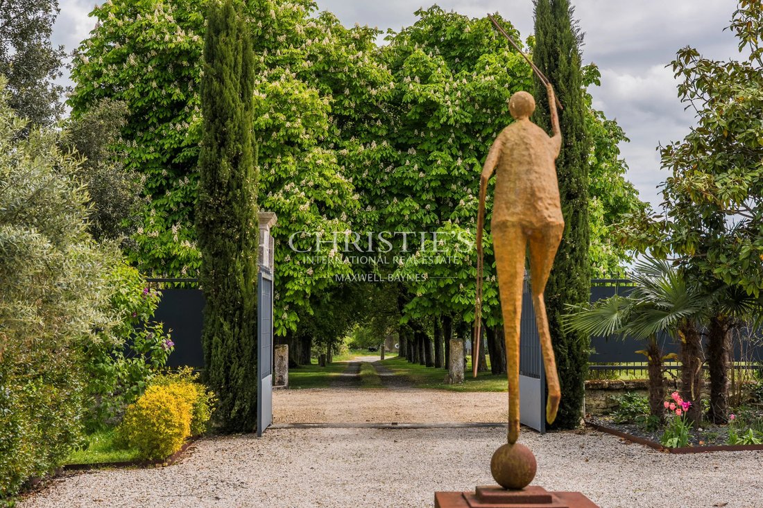 Estate in Saint-Pierre-d'Amilly, Nouvelle-Aquitaine, France 2 - 18150429