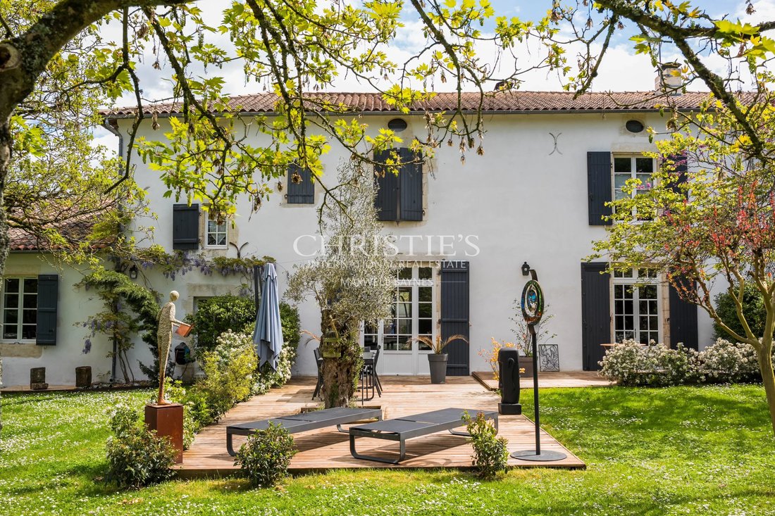Estate in Saint-Pierre-d'Amilly, Nouvelle-Aquitaine, France 4 - 18150429