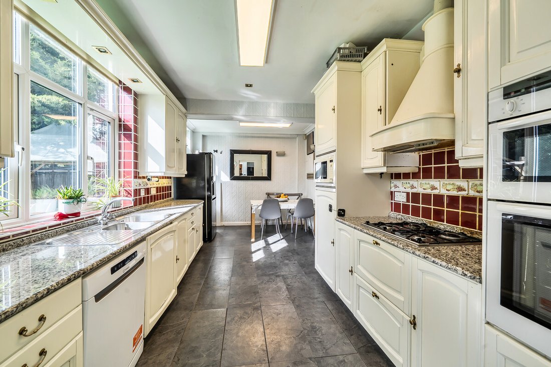 House in Barnet, England 5 - 18150347