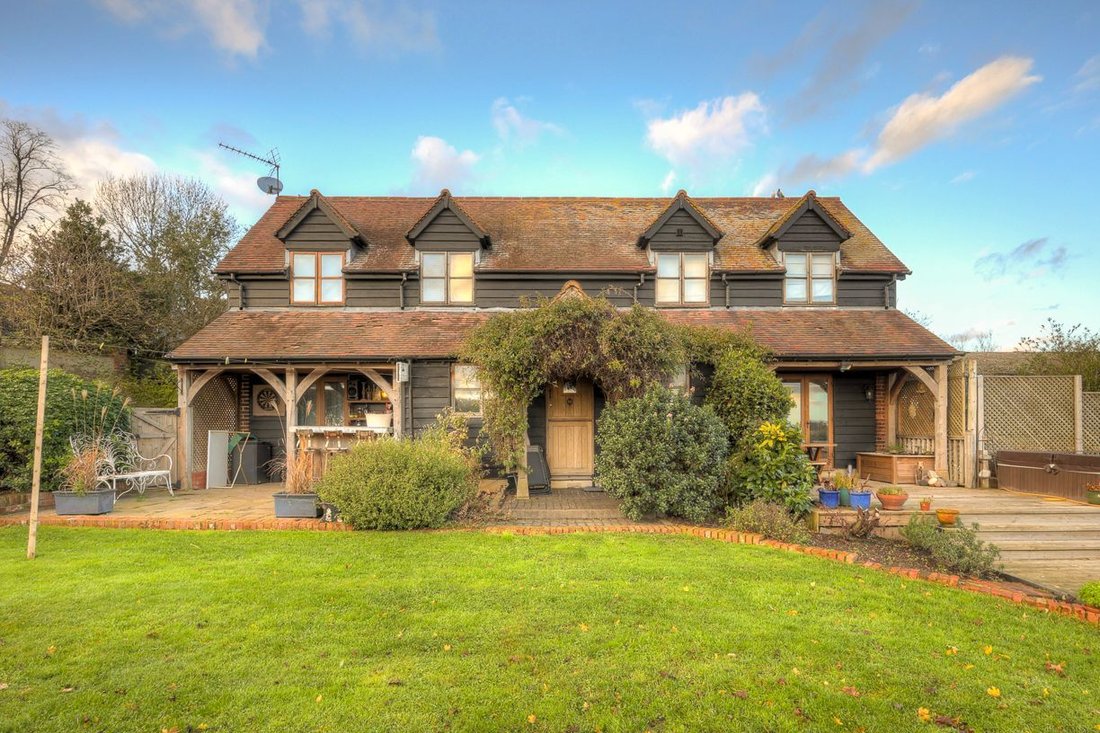 House in Theydon Bois, England 1 - 18152075