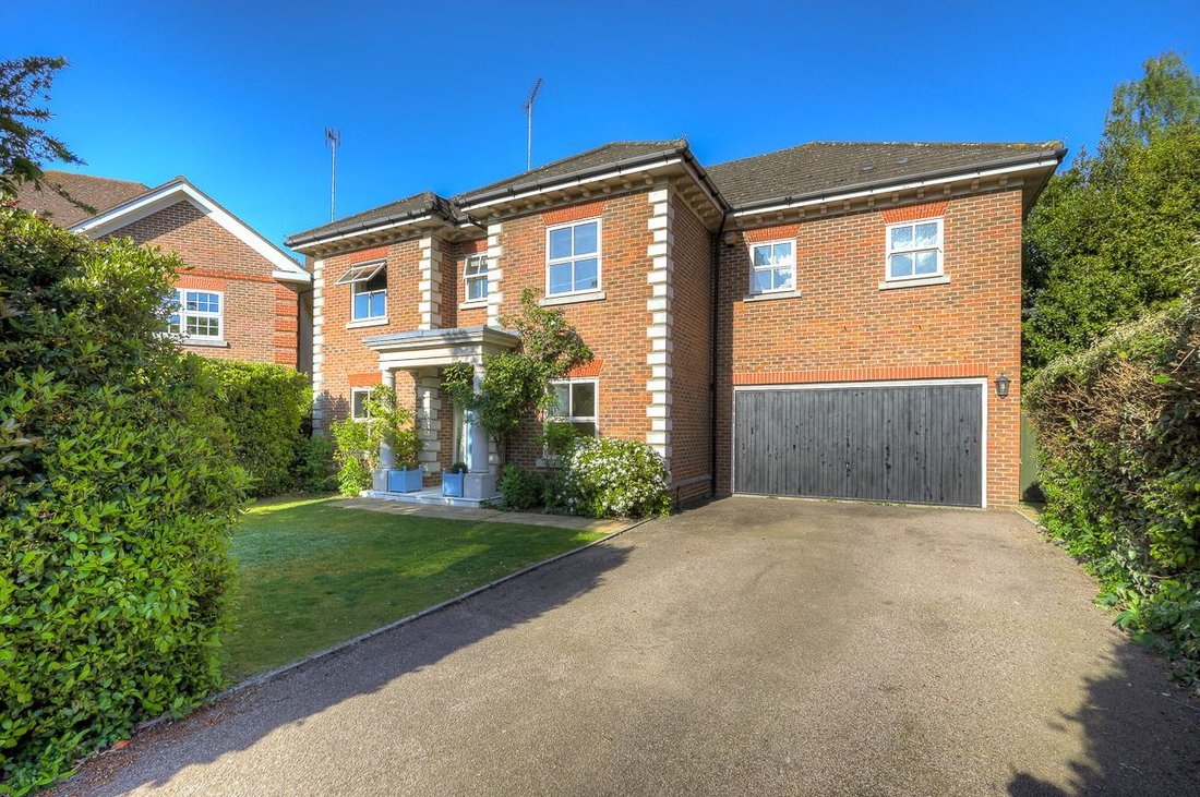 House in Loughton, England 1 - 18152060