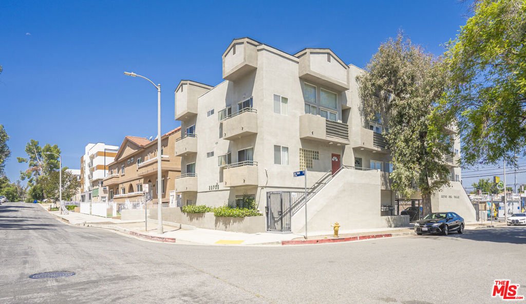 Los Angeles, California, United States 2 - 18152211
