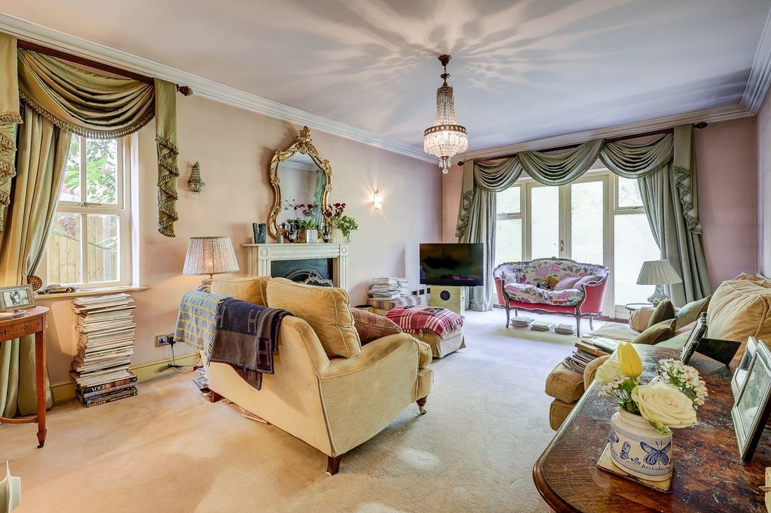 House in Loughton, England 5 - 18152060