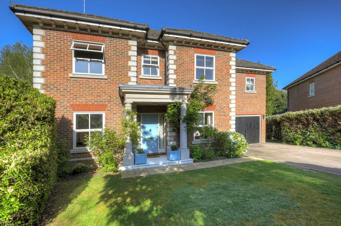 House in Loughton, England 2 - 18152060