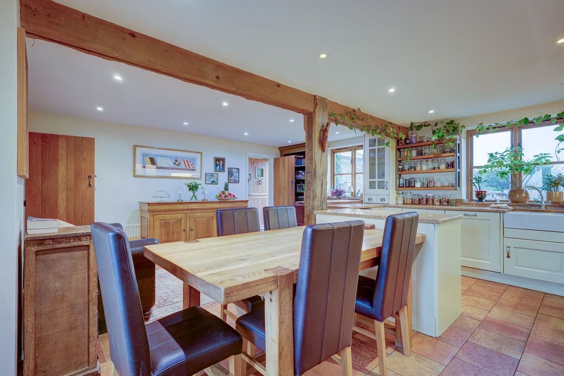 House in Theydon Bois, England 4 - 18152075