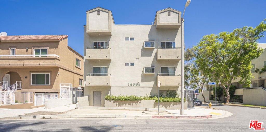 Los Angeles, California, United States 3 - 18152211