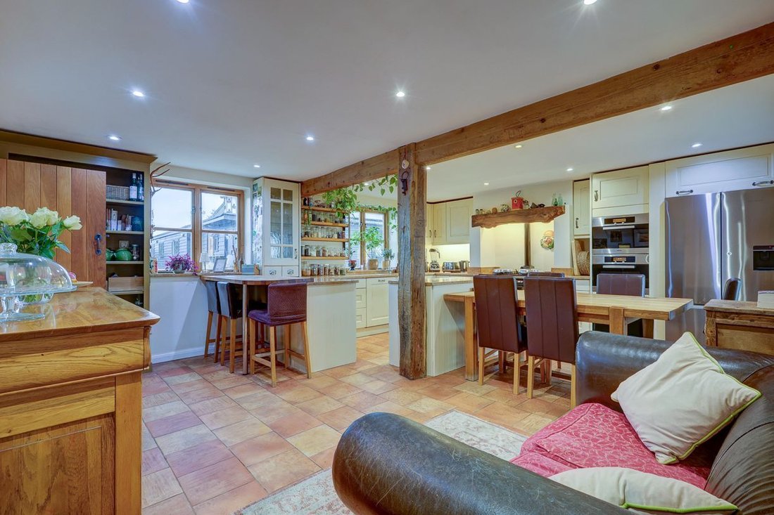 House in Theydon Bois, England 3 - 18152075