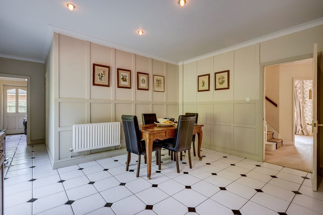 House in Loughton, England 4 - 18152060