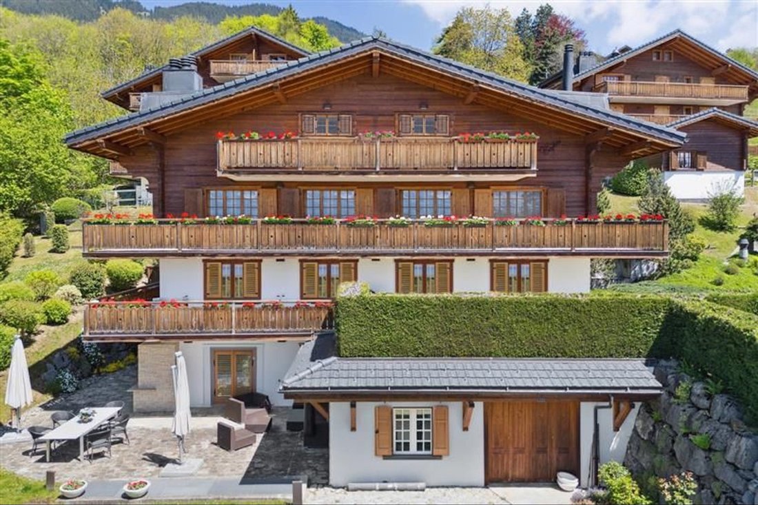 Exceptional 15 Room Chalet, Elevator And Panoramic View!