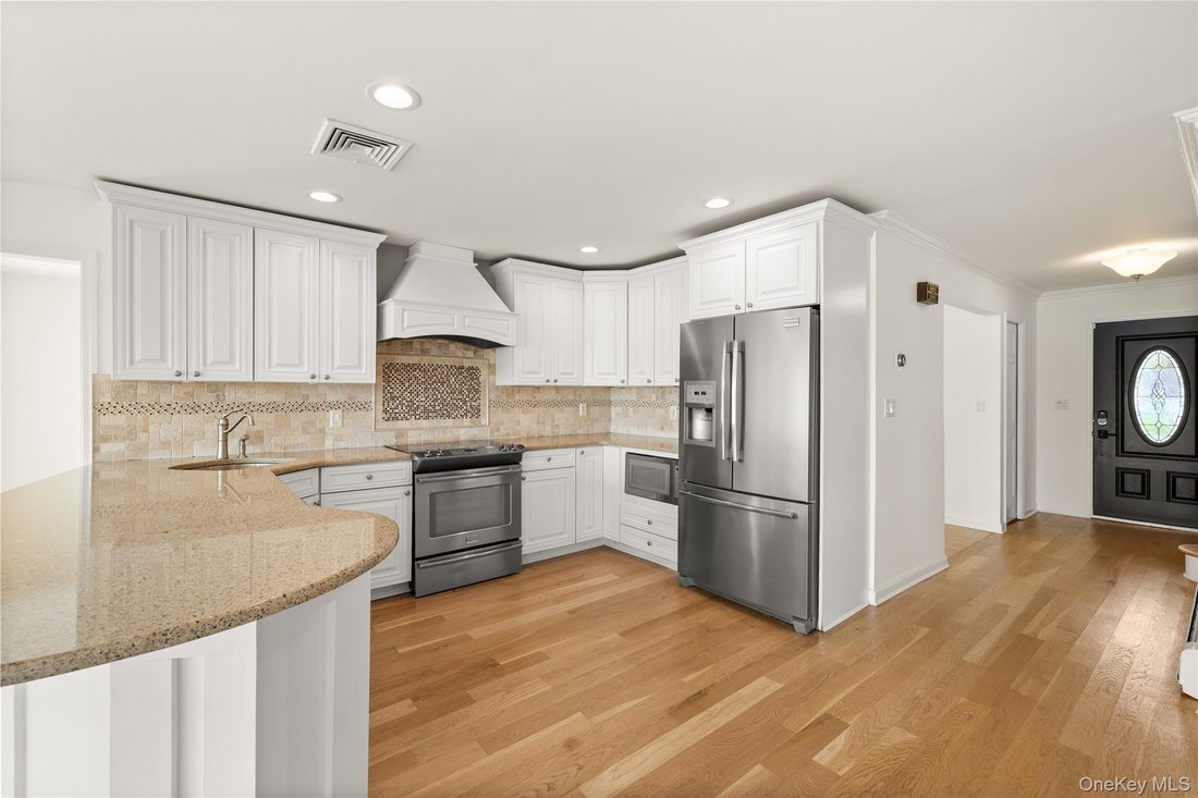 House in Yaphank, New York, United States 4 - 18152320