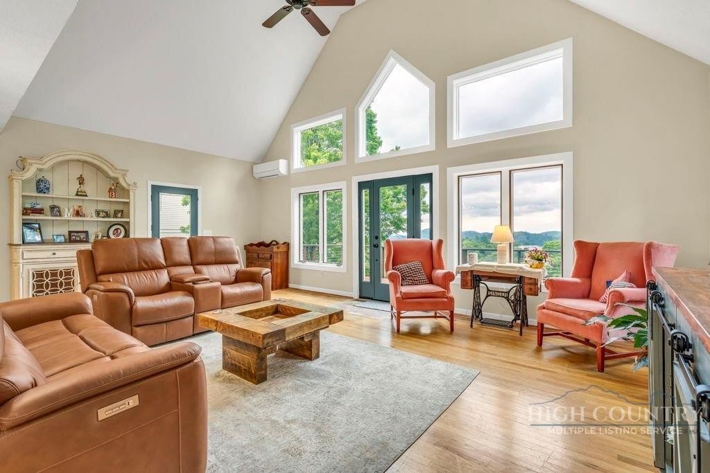 West Jefferson, North Carolina, United States 3 - 18153040