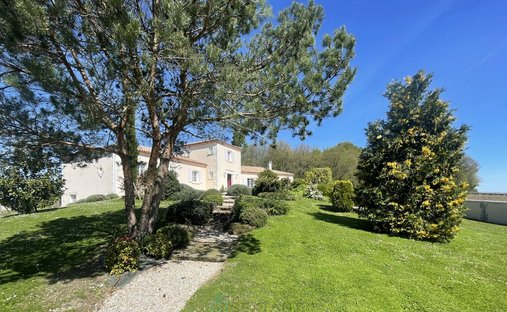 Villa in Saint Hilaire, Barbezieux-Saint-Hilaire, France 1