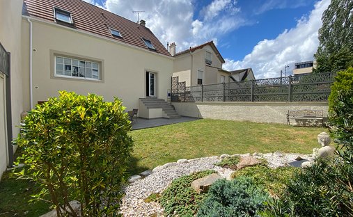 Villa in Pergaud, Le Plessis-Robinson, France 1