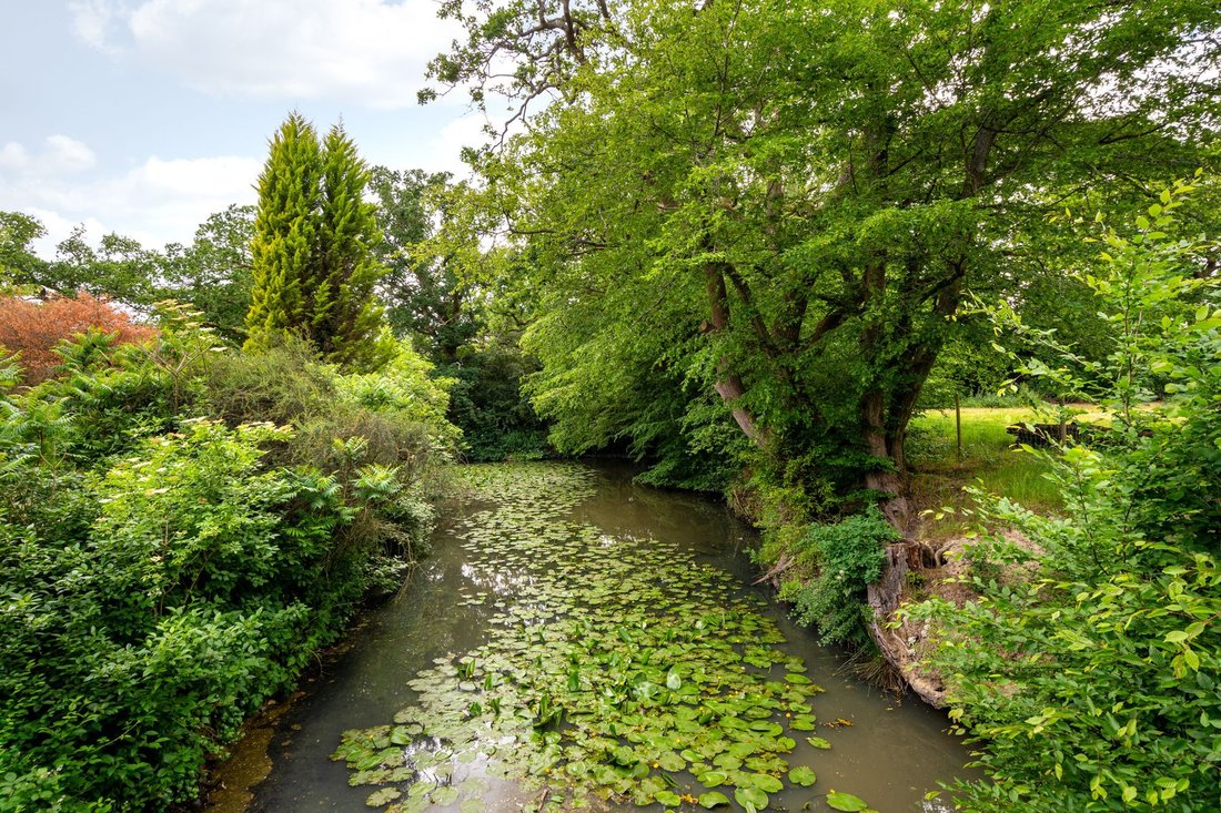 Estate in Smallfield, South Godstone, England 2 - 18162660